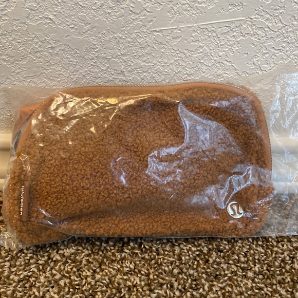NWT Lululemon Everywhere Belt Bag. FIRM Price. NO Discounts - Picture 3 of 3